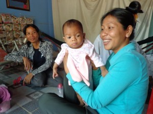 Foster families receive ongoing support from the Kaliyan Mith teams.